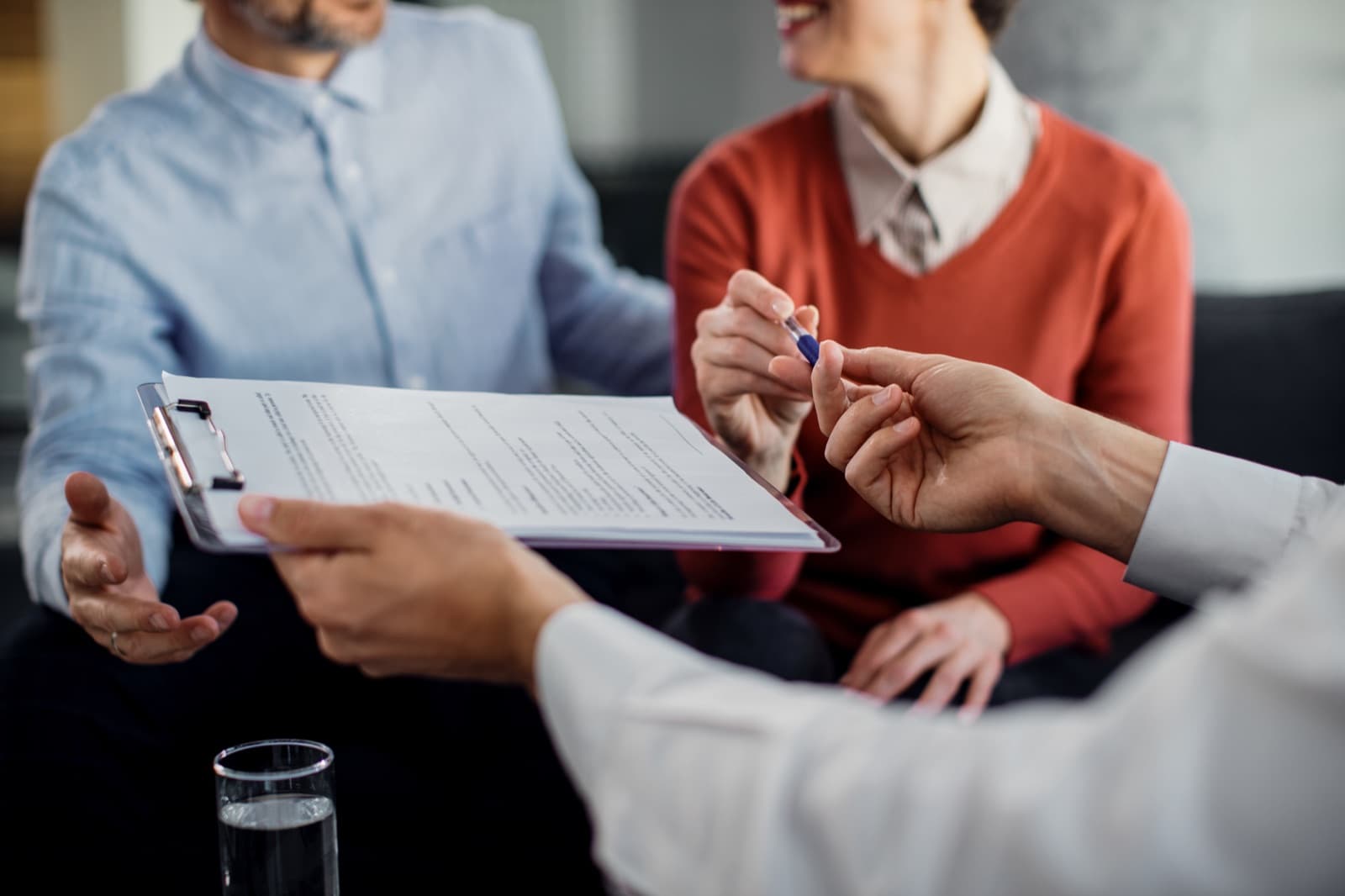 Conseiller GIEA présentant une couverture santé