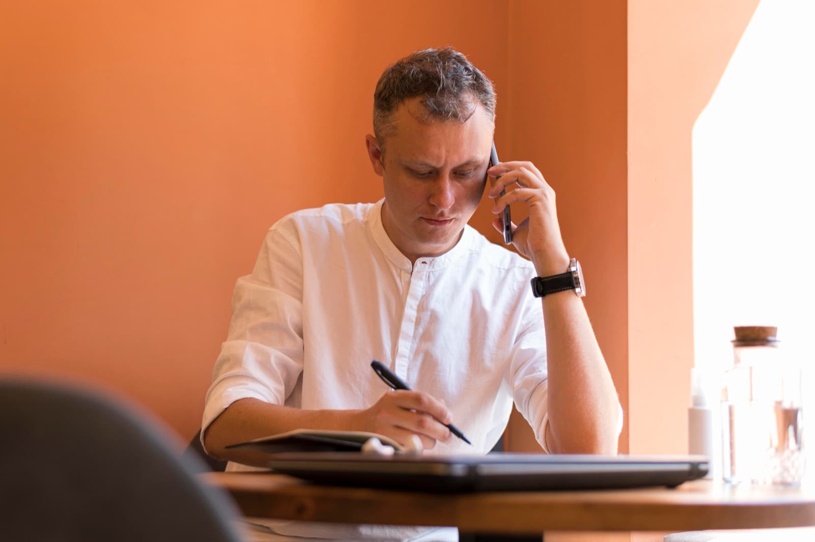 Conseiller GIEA au téléphone, prenant des notes
